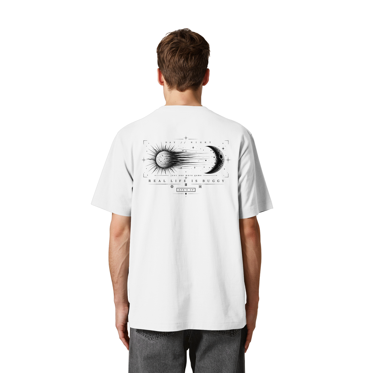 DAY // NIGHT Oversized Tee in Weiß – Rückenprint am Model